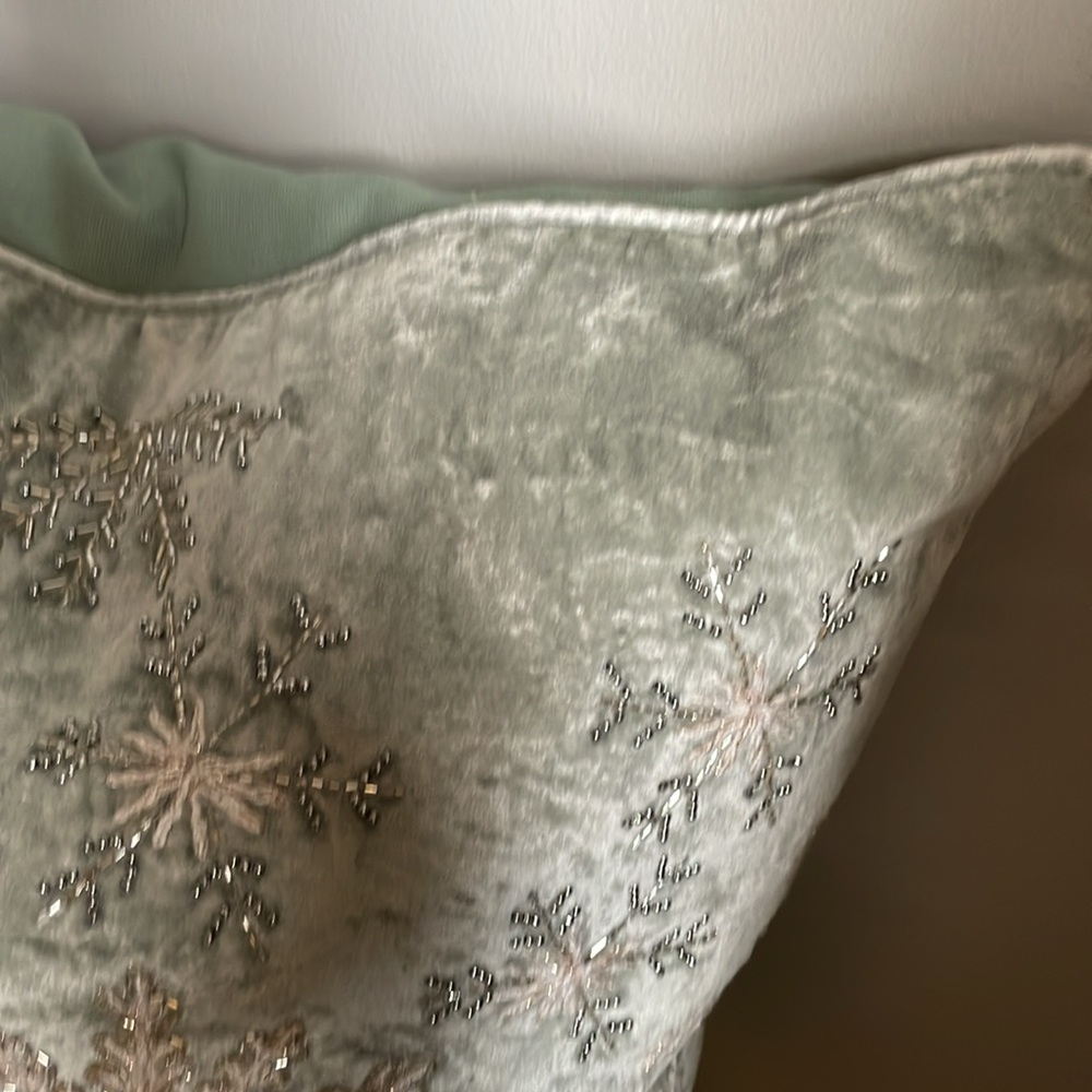 ❄️Sparkling Snowflake ❄️ Gorgeous, soft & plump sparkling ✨ pillow! NWT! - Picture 9 of 16
